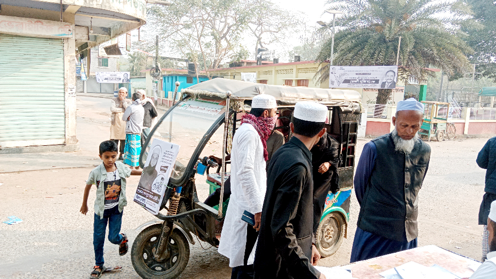 মৌলভীবাজারে রিকশা দিয়ে ভোটার আনছেন প্রার্থীরা, লাঙ্গল-শাপলা কলির এজেন্ট নেই বিভিন্ন কেন্দ্রে