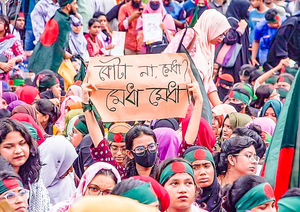 মুখ লুকাল কেন মেয়েরা