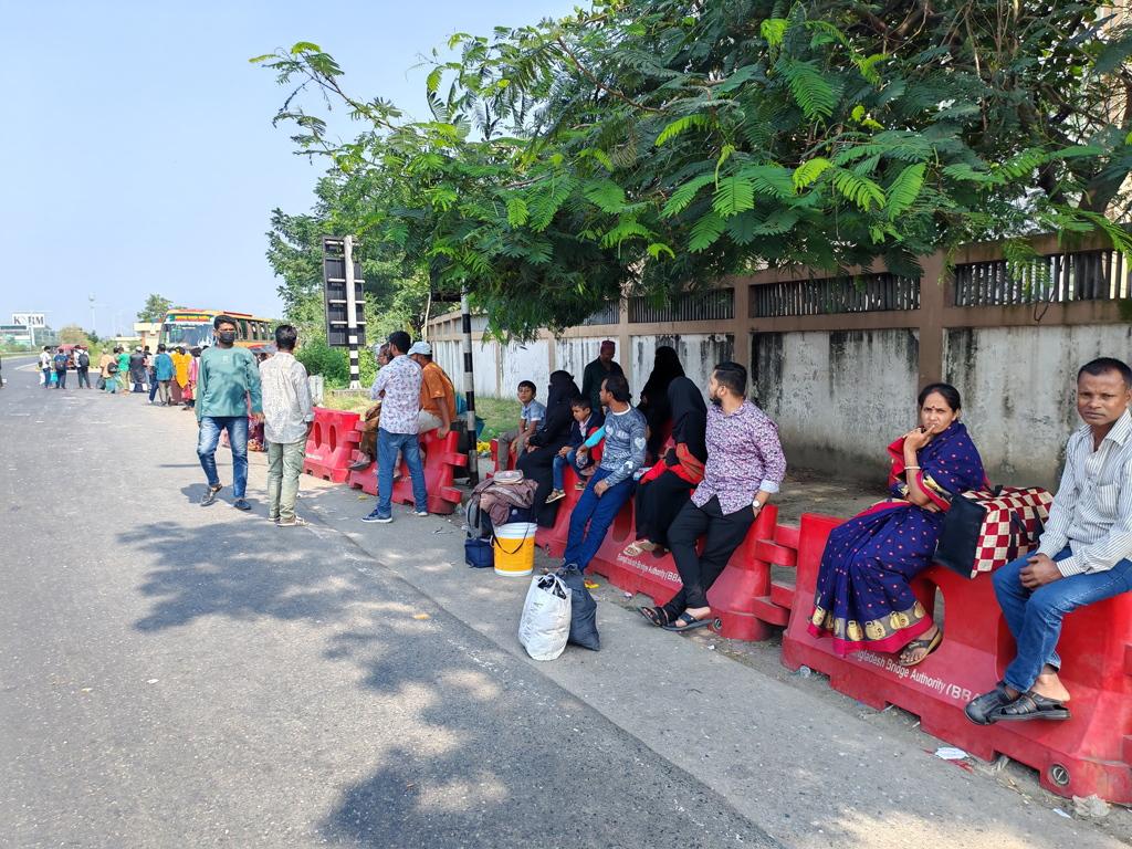 ঢাকা-মাওয়া এক্সপ্রেসওয়েতে গণপরিবহনের সংকট, ভোগান্তিতে যাত্রীরা