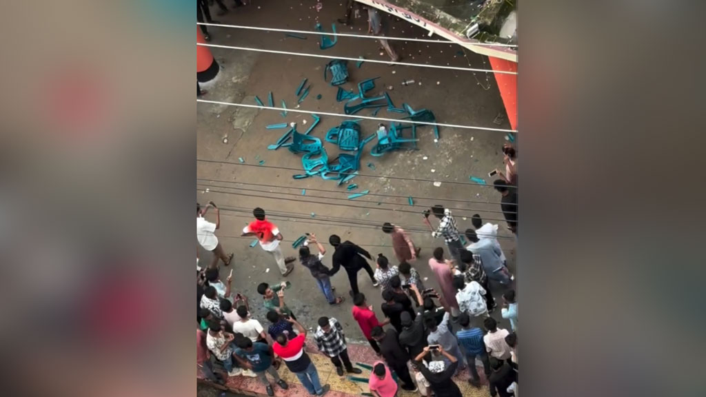 ‘তাণ্ডব’ চলাকালে কারিগরি ত্রুটি, ছায়াবাণী হলে দর্শকদের ভাঙচুর-লুট