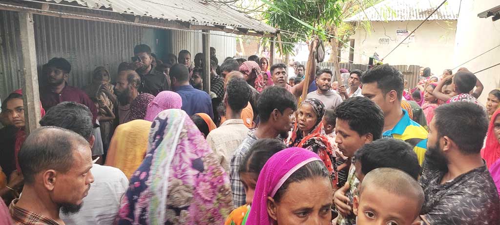 শিশুর কান্না শুনে প্রতিবেশীরা ঘরে গিয়ে দেখল রক্তমাখা মরদেহ