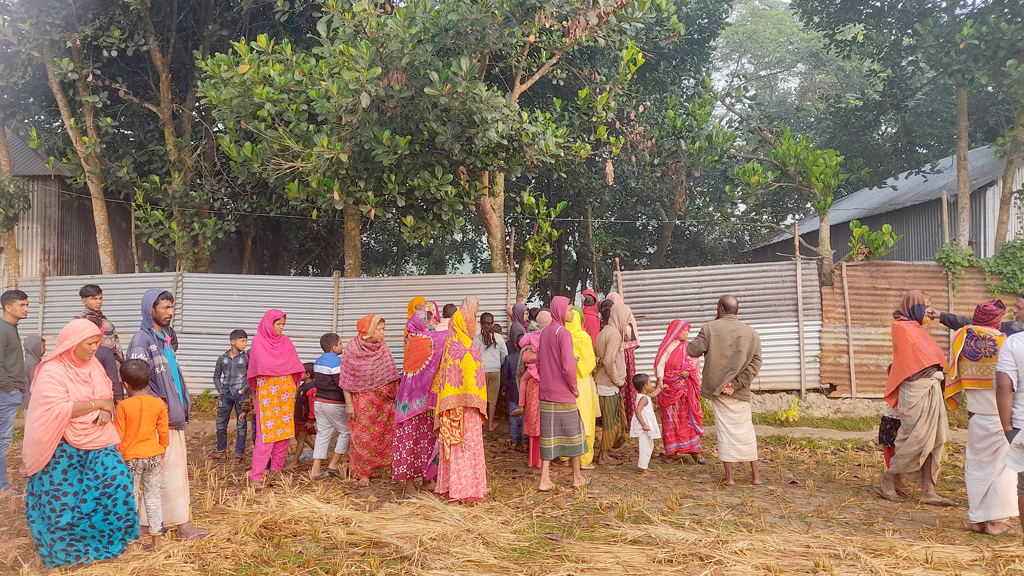 জনশূন্য বাড়ির কাঁঠালগাছে ঝুলছিল বিধবার মরদেহ, পা মাটিতে