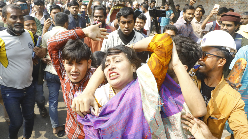 ‘জয় বাংলা’ স্লোগান দেওয়ায় ধানমন্ডি ৩২ নম্বরে নারীসহ দুজনকে মারধর