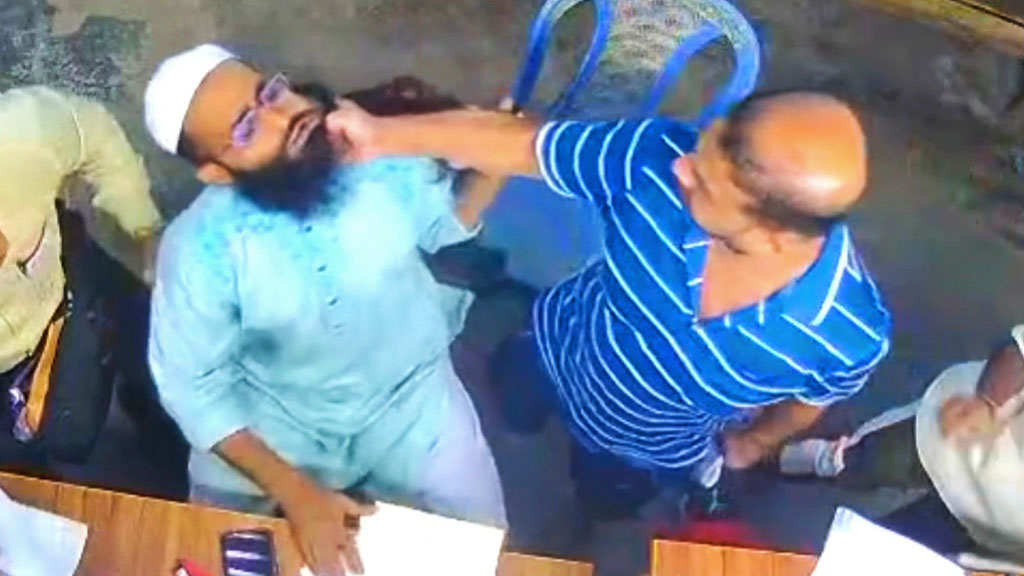 মানিকগঞ্জের ঘিওরে ব্যবসায়ীকে দাড়ি ধরে টানাটানি ও মারধর, ভাইরাল ভিডিও