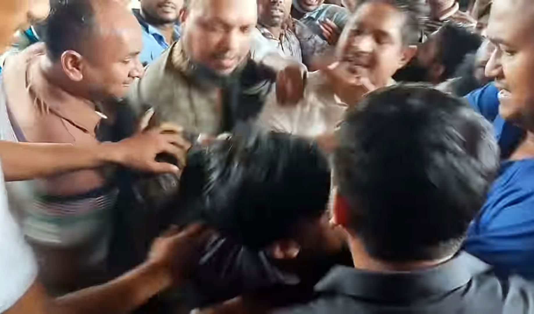 আন্দোলনকারীদের মারধর, থমথমে শেবাচিম হাসপাতাল