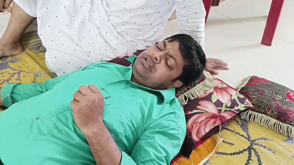 স্কুলের মাঠ দিয়ে ইটের ট্রলি, নিষেধ করায় শিক্ষককে পেটালেন নেতা