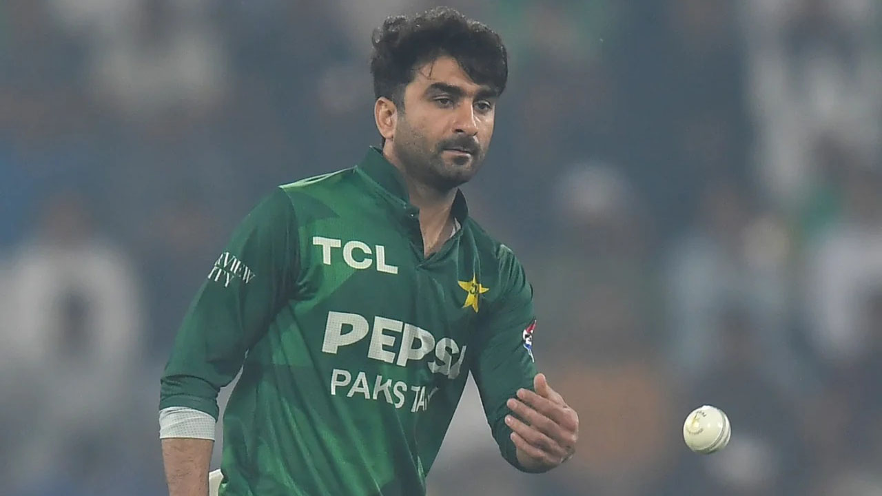 পাকিস্তানি সাংবাদিকের বিরুদ্ধে কেন আইনি নোটিশ পাঠালেন পাকিস্তানি ক্রিকেটার