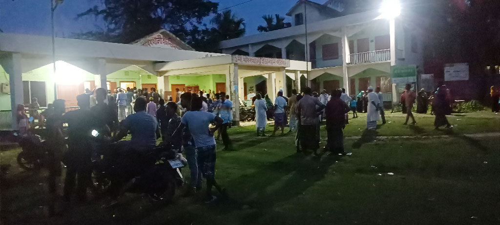 মির্জাগঞ্জে সরকারি চাল বিতরণে ঘুষ আদায়, কার্যালয়ে অবরুদ্ধ ইউপি সচিব