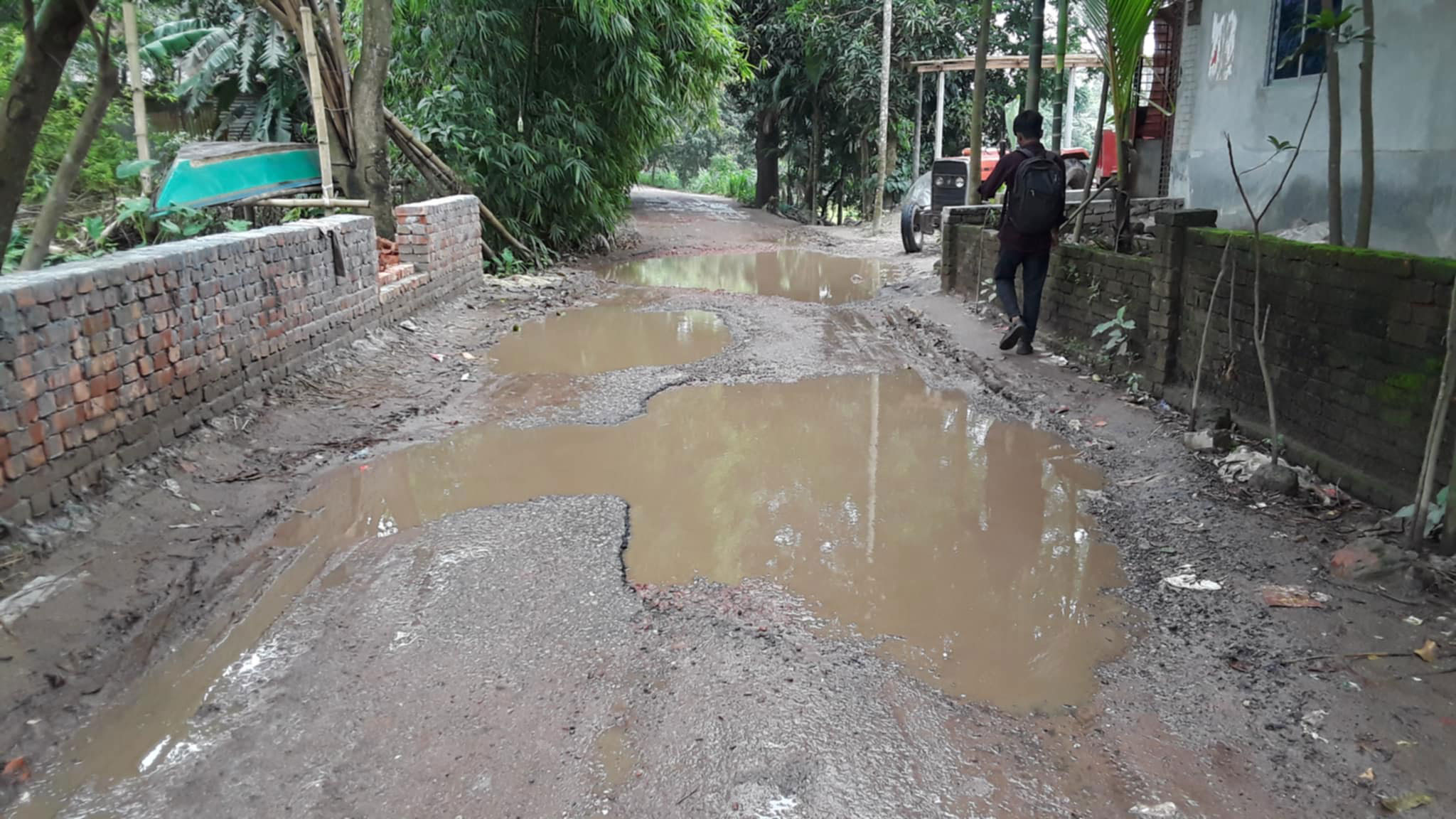 চরম দুরবস্থায় কুর্নী-ফতেপুর সড়ক, যান চলাচলে ভোগান্তি