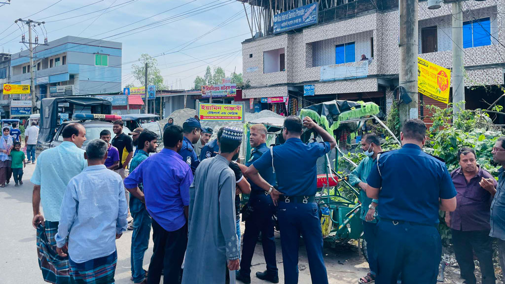 উল্টোপথে অটোরিকশা, বাসচাপায় চালক ও যাত্রী নিহত