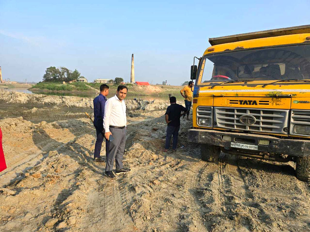 মির্জাপুরে নদীর পাড় থেকে অবৈধভাবে মাটি লুট, লাখ টাকা জরিমানা