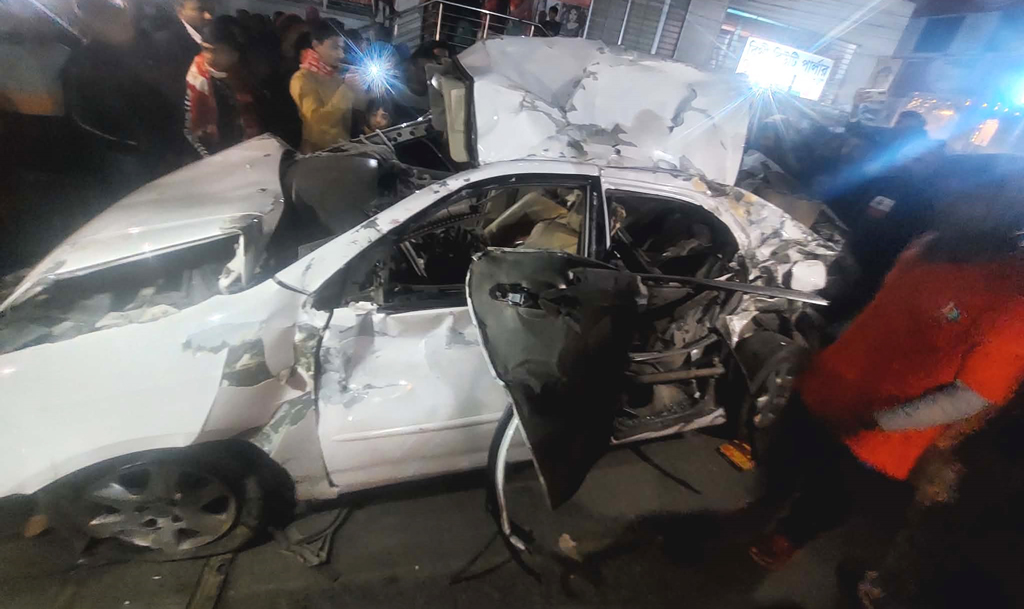 বিয়েবাড়ি থেকে ফেরার পথে ট্রাকের ধাক্কায় প্রাইভেট কার আরোহী মা-ছেলে নিহত