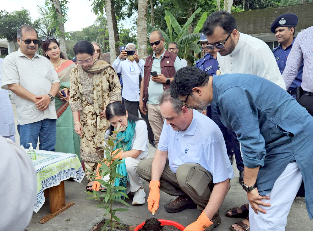 তথ্যমন্ত্রীর গ্ৰামের বাড়িতে ভাজা ইলিশ–রসমালাইয়ের স্বাদে আপ্লুত মার্কিন রাষ্ট্রদূত
