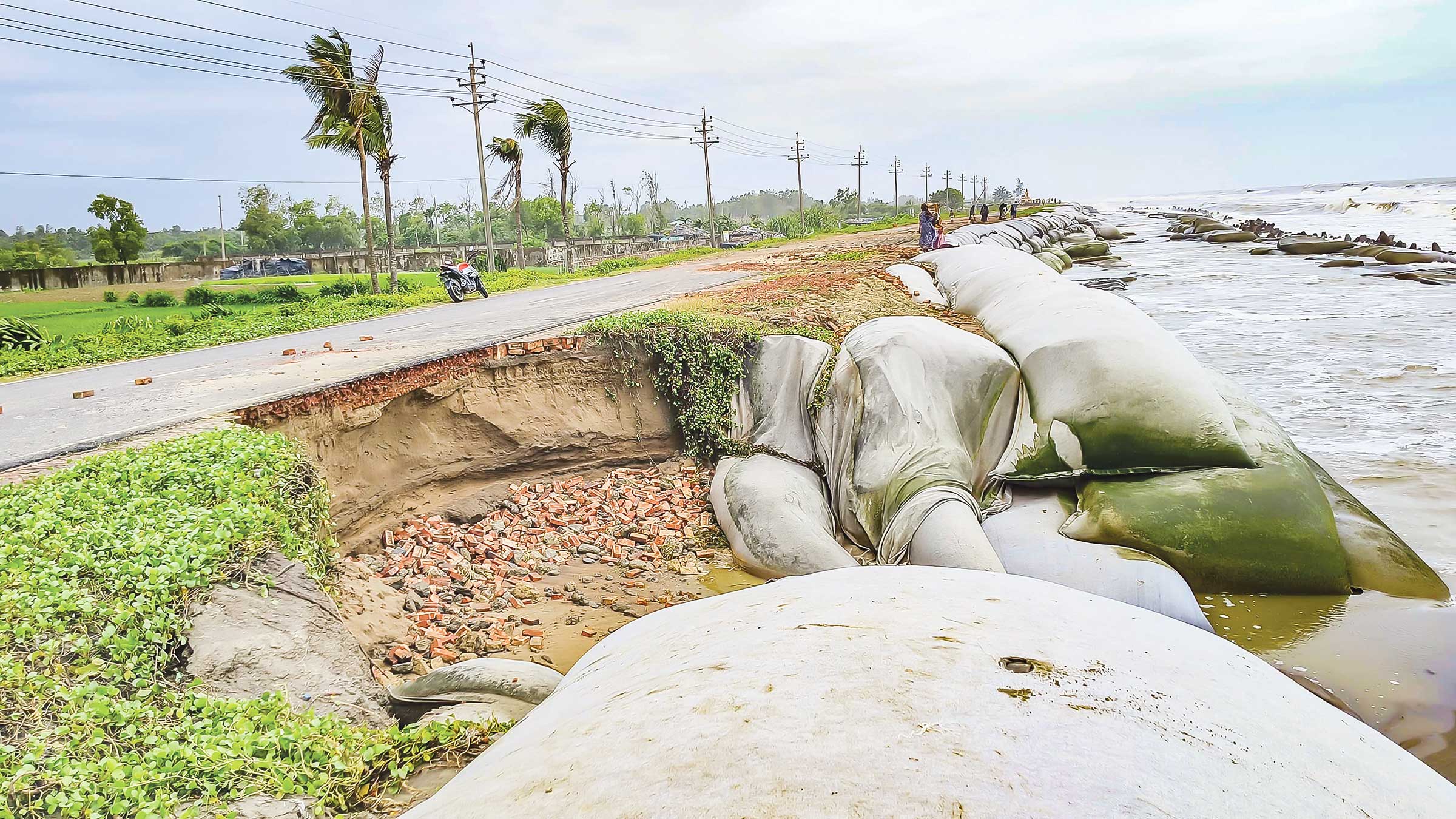 ঢেউয়ে ধস মেরিন ড্রাইভে