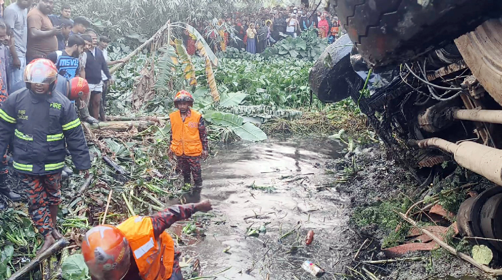 কুষ্টিয়ায় কাভার্ডভ্যানের চাপায় ভ্যানচালকসহ ২ জন নিহত