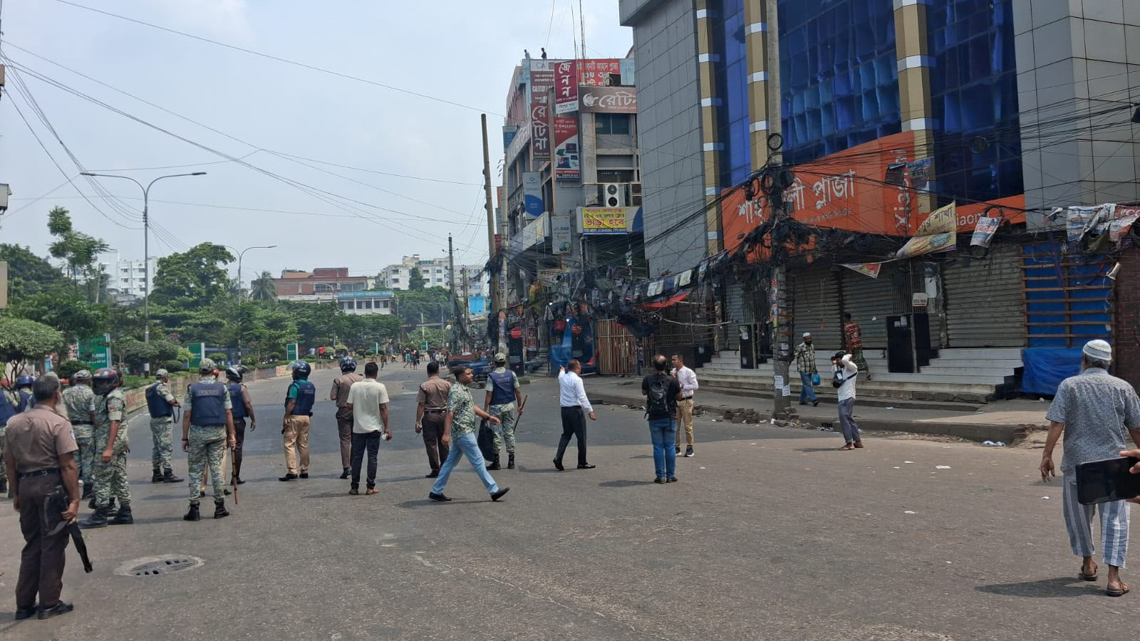 মিরপুরে ফুটপাত উচ্ছেদ অভিযানে হামলা, ডিএনসিসির তিন গাড়িতে আগুন