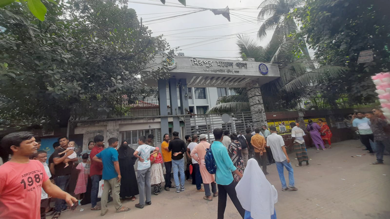 উচ্ছেদ অভিযানের চার মামলায় ২০০০ আসামি, মিরপুর থানার সামনে হকার ও স্বজনদের ভিড়