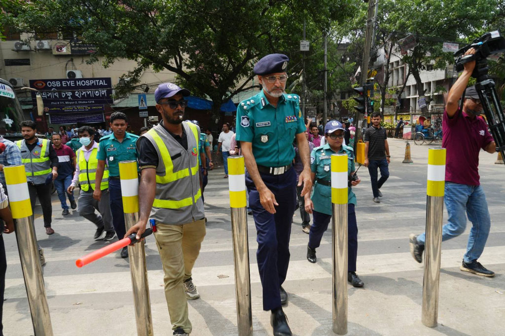 মিরপুরে পথচারী পারাপারে সিগন্যাল লাইট চালু