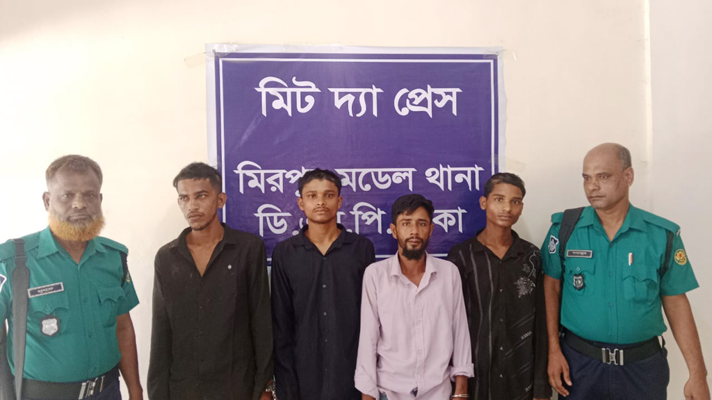 চেতনানাশক খাইয়ে অটোরিকশা চুরির অভিযোগে গ্রেপ্তার ৪