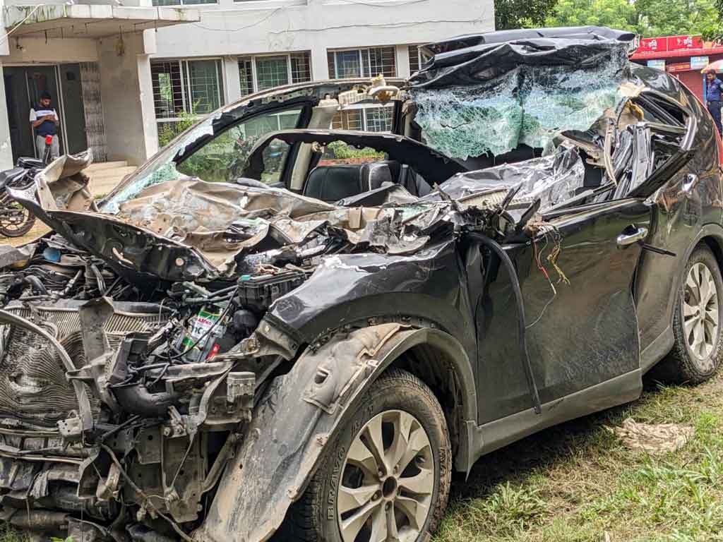 প্রাইভেট কার নিয়ন্ত্রণ হারিয়ে প্রাণ গেল বাবা-মেয়ের, হাসপাতালে আরও ৪