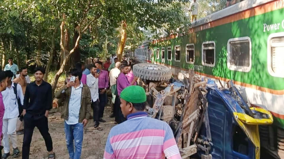 চট্টগ্রামে রেলক্রসিংয়ে আটকে পড়া পিকআপকে ট্রেনের ধাক্কা