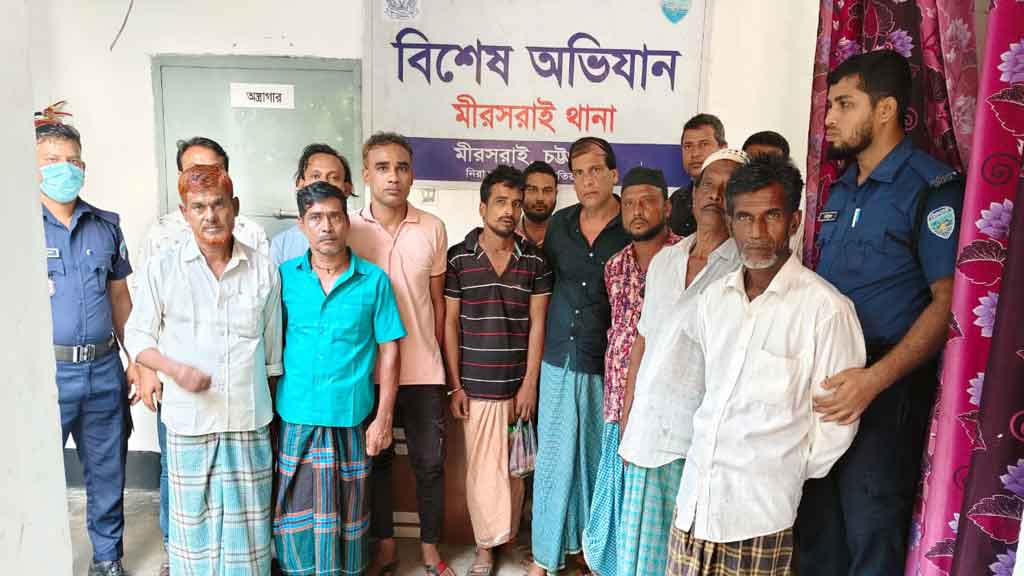 মিরসরাইয়ে পুলিশের অভিযানে ১৩ আসামি গ্রেপ্তার