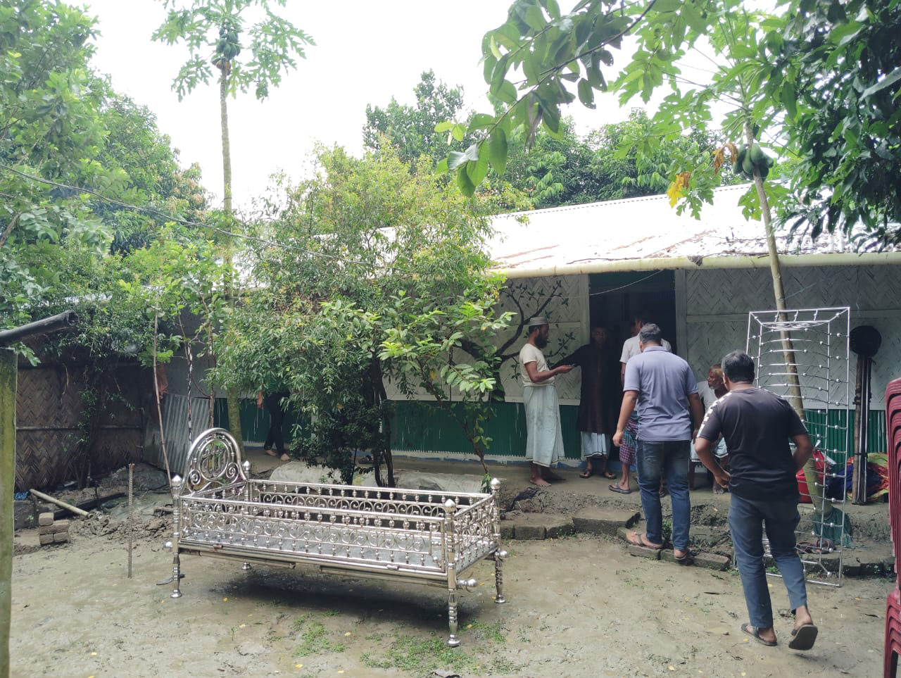 বাবার মরদেহ বাড়িতে রেখে পরীক্ষা দিলেন নুসরাত