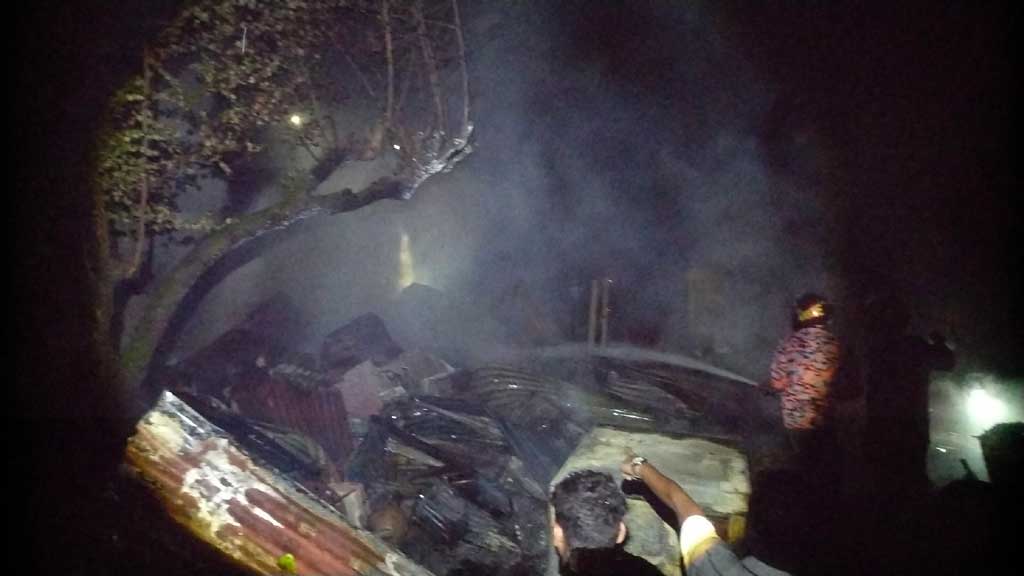 মিরসরাইয়ে আগুনে তিন ভাইয়ের বসতঘর পুড়ে ছাই