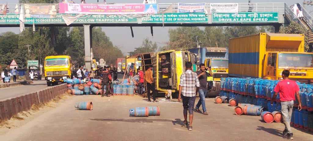এলপিজি সিলিন্ডারবাহী ট্রাক উল্টে দৃষ্টিপ্রতিবন্ধী ভিক্ষুক নিহত, আহত ২