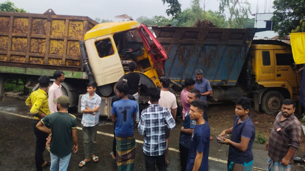 দাঁড়িয়ে থাকা ডাম্প ট্রাকে লরির ধাক্কা, চালকের সহকারী নিহত