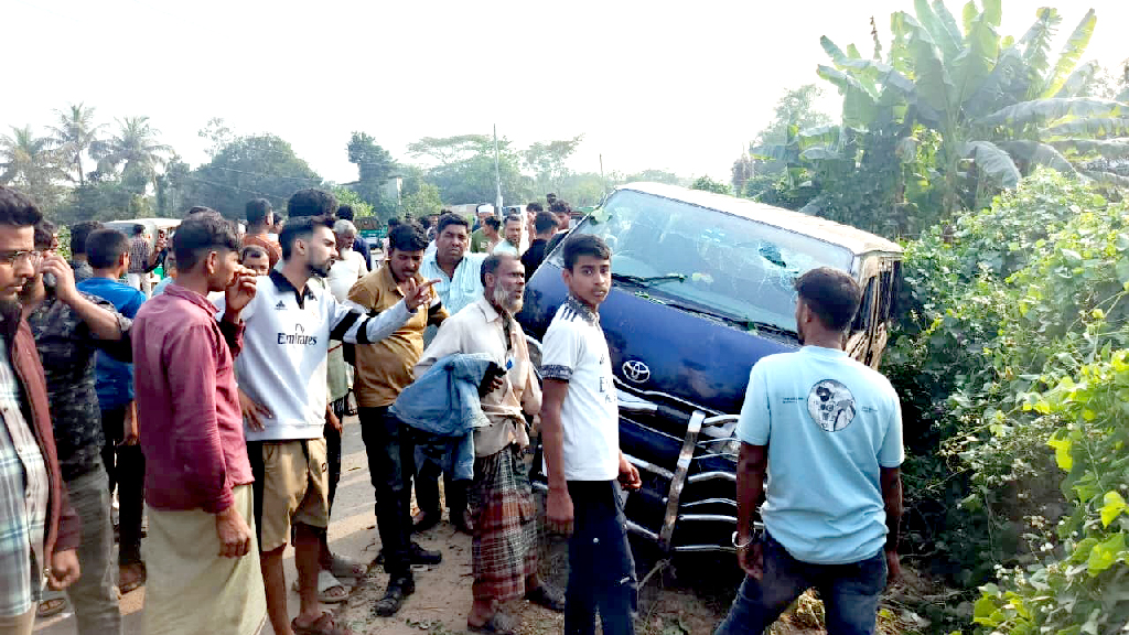 বউভাতে যাওয়ার পথে মাইক্রোবাস নিয়ন্ত্রণ হারিয়ে কনের নানি নিহত
