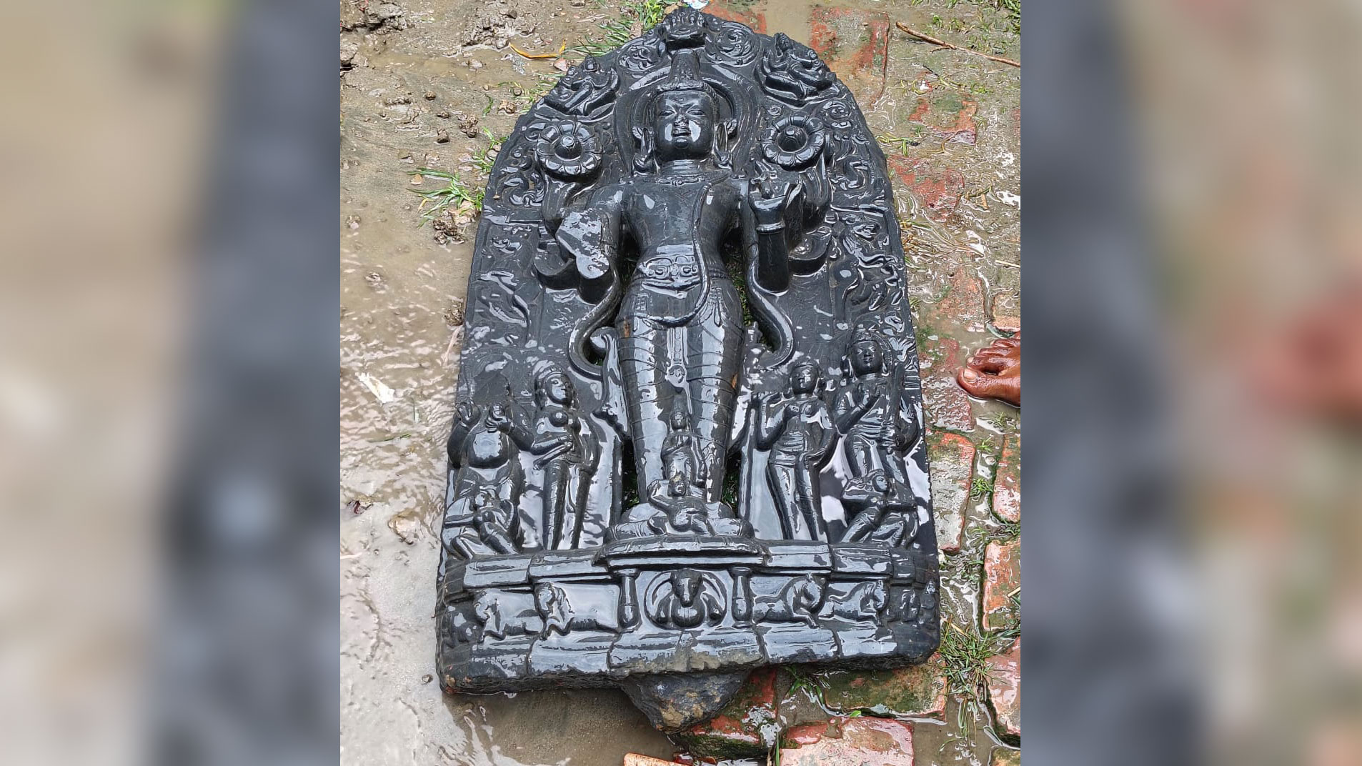 মাটিচাপা ৭৪ কেজি কষ্টিপাথরের মূর্তিসহ আটক ১