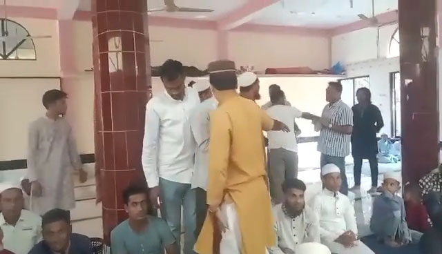 সৎ নেতাকে ভোট দিতে বলায় খতিবের দিকে তেড়ে গেলেন কিছু মুসল্লি