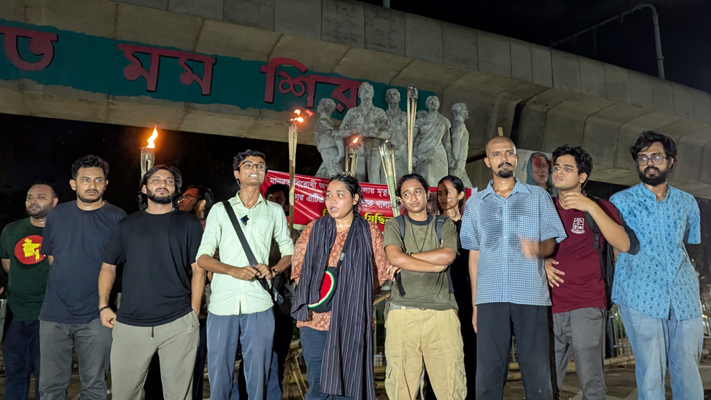 রাবিতে ছাত্রশিবিরের হামলার প্রতিবাদে ঢাবিতে গণতান্ত্রিক ছাত্র জোটের মশাল মিছিল