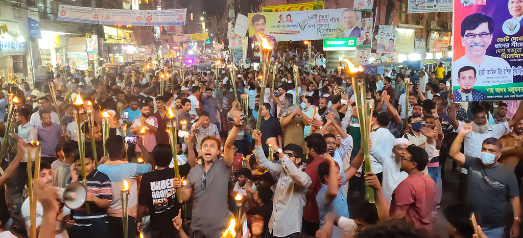 কুমিল্লায় মনোনয়নবঞ্চিত হওয়ায় মশাল মিছিল