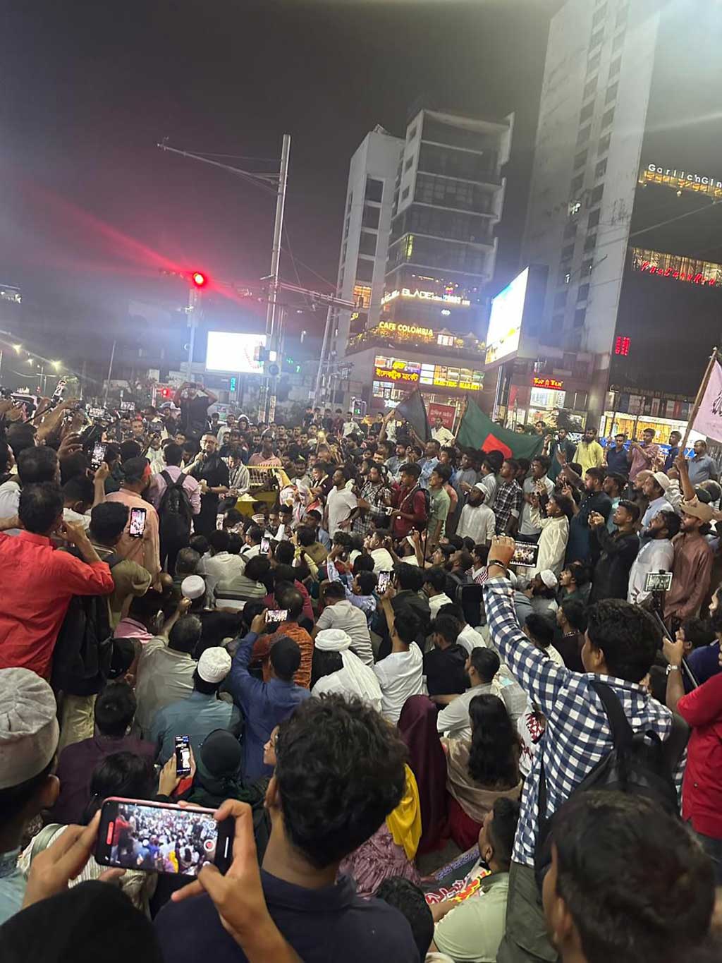 ভারতীয় দূতাবাস অভিমুখে ‘আজাদ পার্টির’ মশাল মিছিল, গুলশানে পুলিশের বাধা