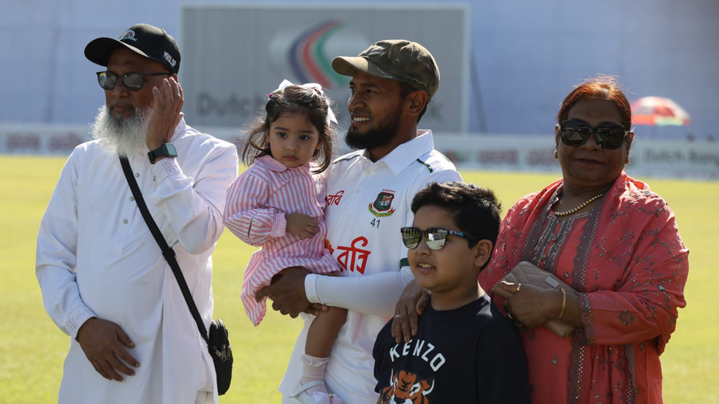 এই কথাগুলো কিন্তু বুকে বাঁধে, মুশফিকের বাবার দুঃখ
