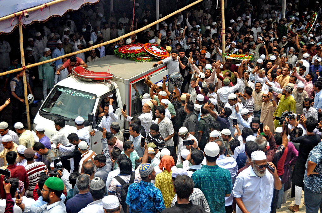 সমর্থকদের মুহুর্মুহু স্লোগান ও অশ্রুতে সাবেক মন্ত্রী মোশাররফের শেষ বিদায়