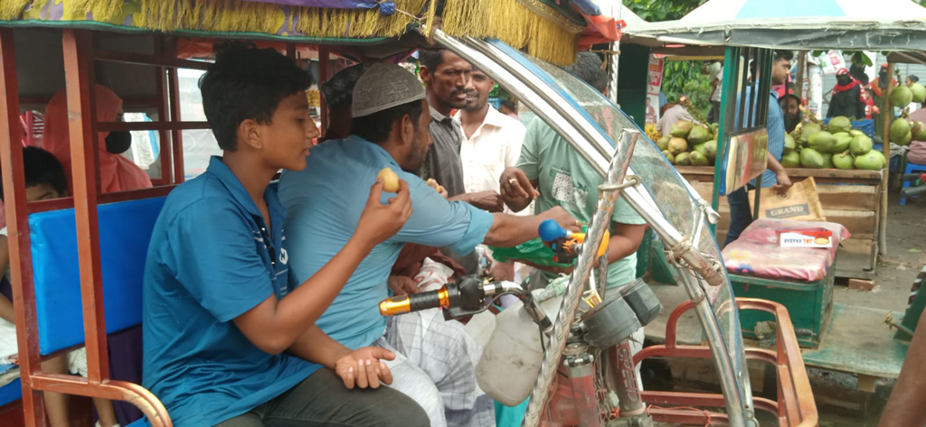 ২৩ মামলার আসামি খুন, দাউদকান্দির গৌরীপুরে মিষ্টি বিতরণ