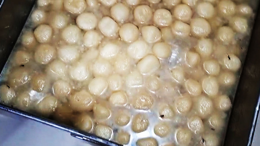 মিষ্টিতে পোকা ও অতিরিক্ত সেবামূল্য: চাঁদপুরে দুই প্রতিষ্ঠানকে জরিমানা