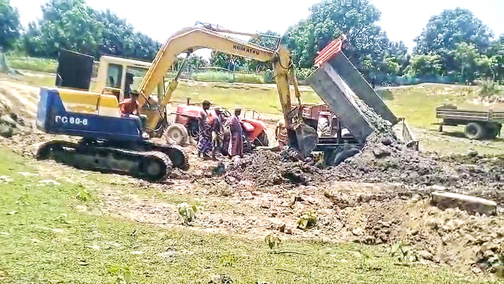 সরকারি দিঘির মাটি কেটে বিক্রি নেতার
