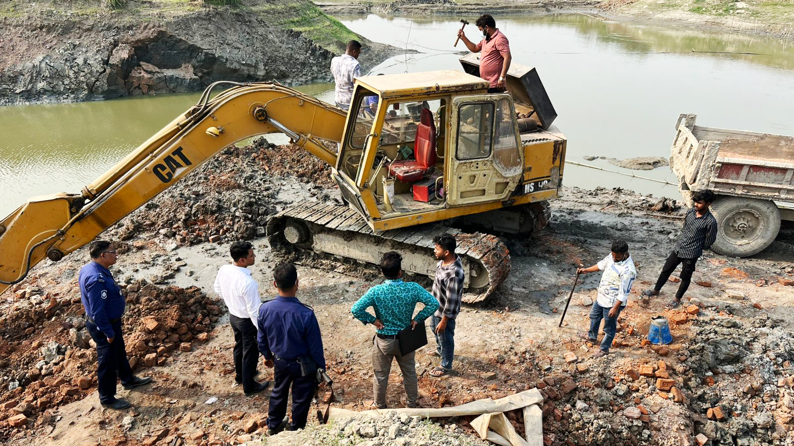 মানিকগঞ্জে কৃষিজমির মাটি কাটায় ৩ জনকে আড়াই লাখ টাকা জরিমানা