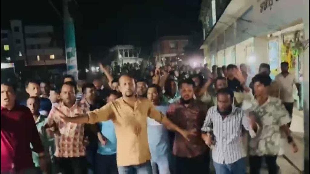 আবদুল হামিদের দেশত্যাগের প্রতিবাদে নিজ এলাকা মিঠামইনে বিক্ষোভ