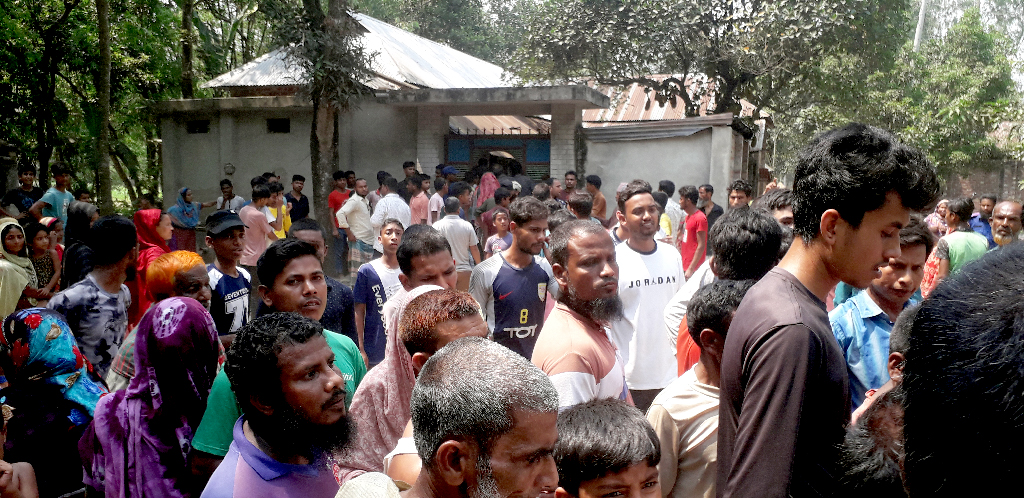 শিশুকে ধর্ষণের পর হত্যার অভিযোগ, যুবকের বাড়িতে আগুন