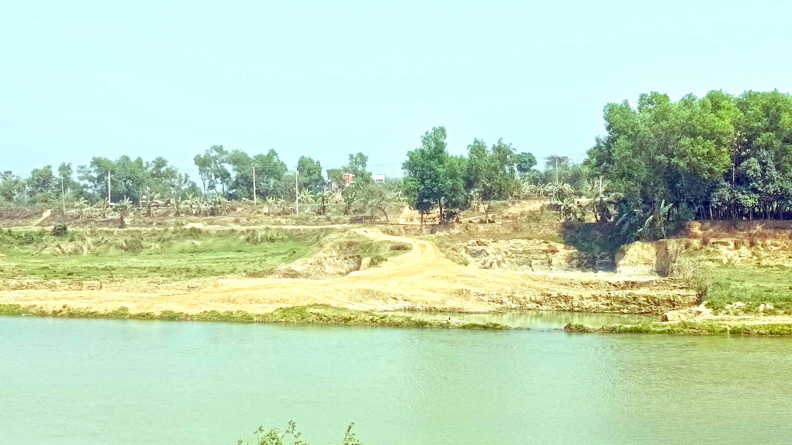 গোমতী নদীর চর: বেপরোয়া মাটিখেকোরা