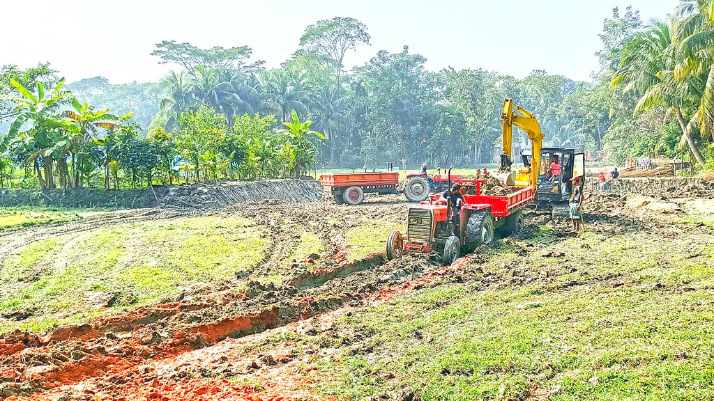 কৃষিজমির মাটি কেটে বিক্রির মহোৎসব