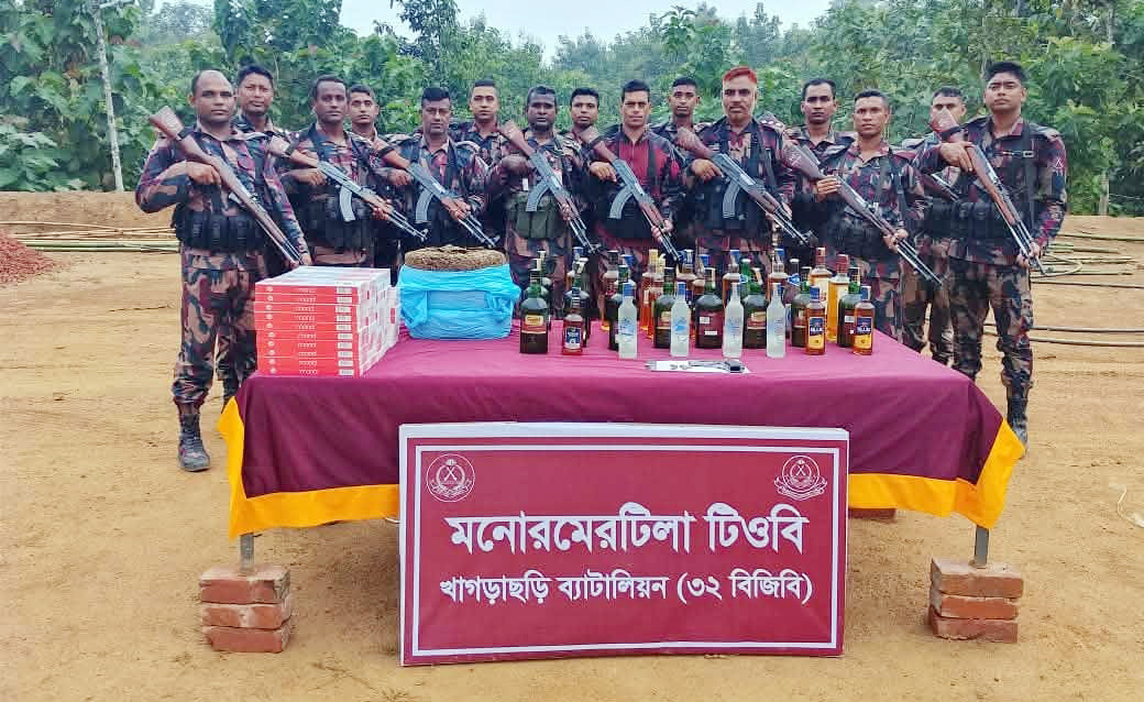 খাগড়াছড়িতে ৫ পরিত্যক্ত বস্তায় মিলল অস্ত্র-গুলি ও ভারতীয় মাদক