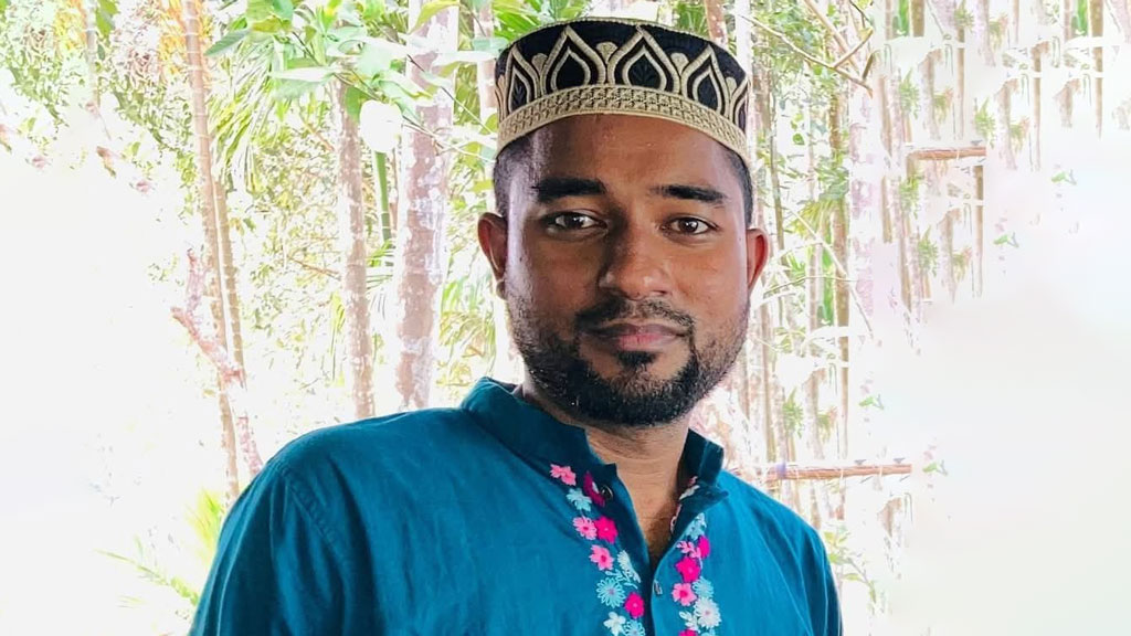 যে গেট দিয়ে বর সেজে বের হওয়ার কথা,সে গেট দিয়ে গোরস্থানে যাবে তাঁর লাশ