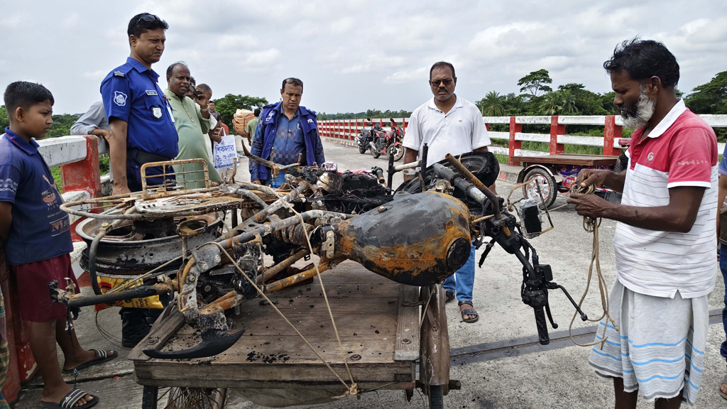 ব্যবসায়ীকে মারধর করে মোটরসাইকেল পোড়ানোর অভিযোগ ছাত্রদল নেতার বিরুদ্ধে