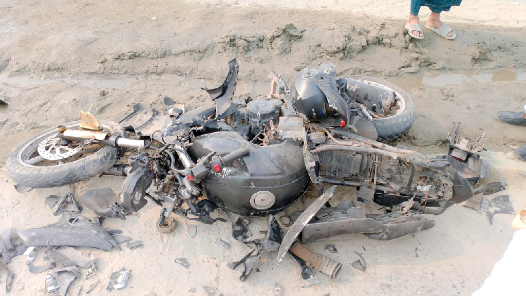 বেড়িবাঁধ সড়কে গাড়িচাপায় মোটরসাইকেলচালক নিহত, দুই থানার দ্বন্দ্বে লাশ পড়ে ছিল কয়েক ঘণ্টা